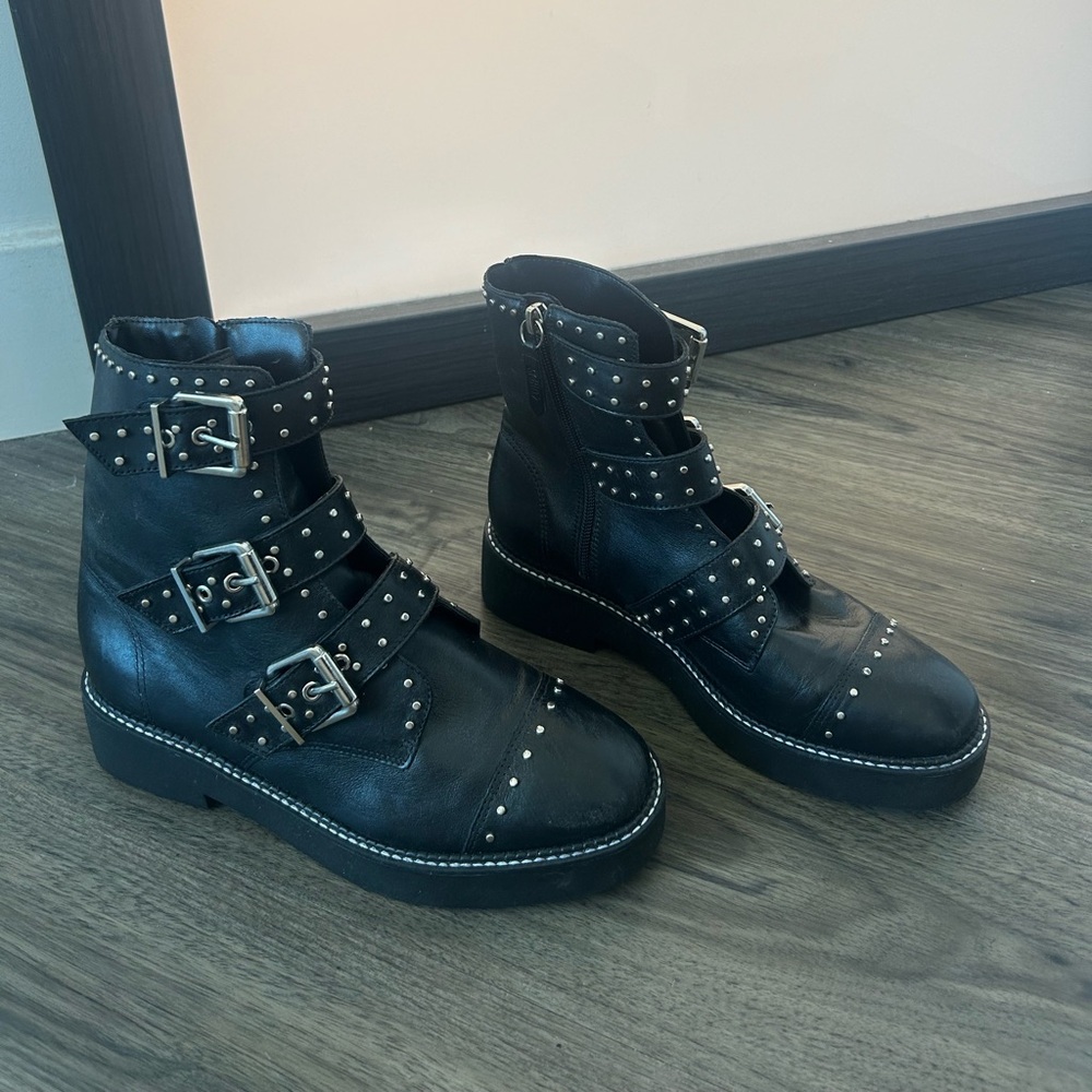 Worn maybe 1-2 times if that? Really cute, just not my style!